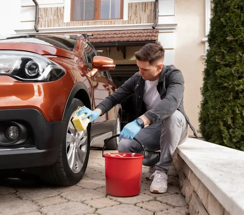 Lavage auto à domicile Monthion : professionnel intervenant sur un véhicule